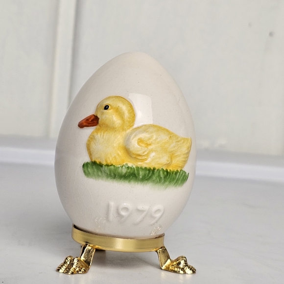 Vintage Goebel Porcelain Handpainted Egg w Yellow Duckling 1979 on Egg Stand - Picture 2 of 7